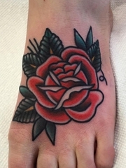 脚背上漂亮的传统风格玫瑰花纹身图片
