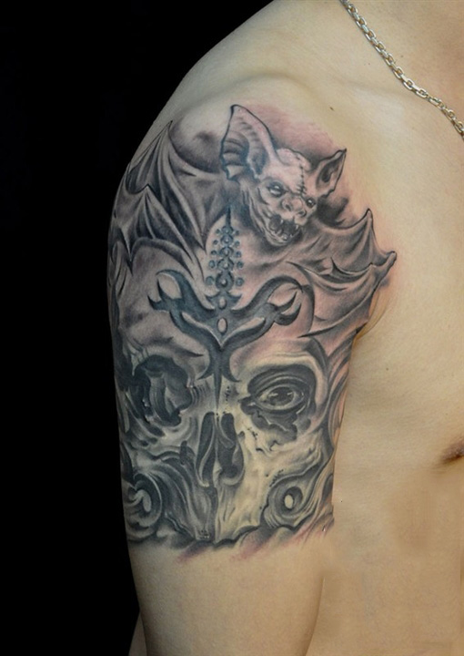 点击大图看下一张：手臂蝙蝠骷髅个性纹身图案