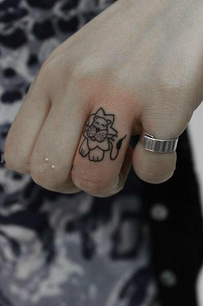 点击大图看下一张：手指上可爱的卡通狮子纹身图案