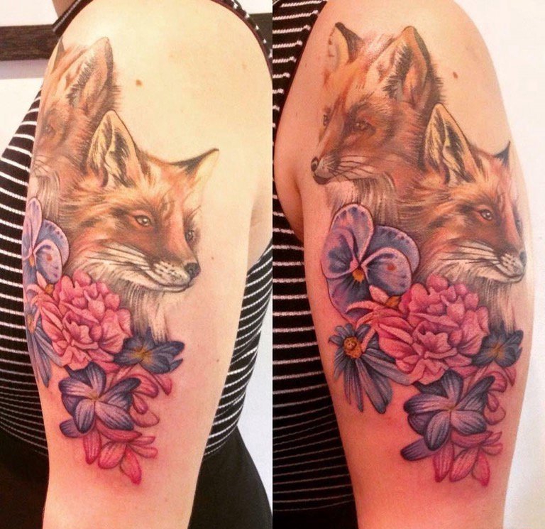 点击大图看下一张：美女手臂上彩色狐狸纹身小花朵纹身图片