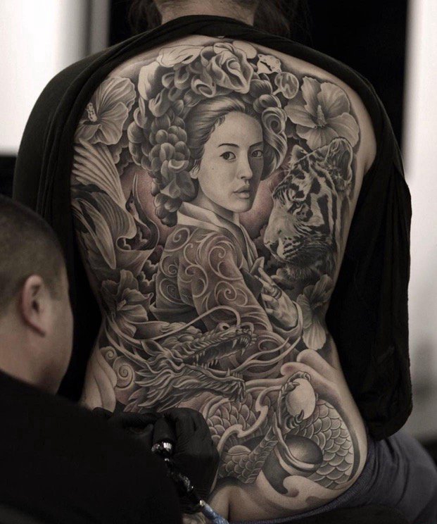 点击大图看下一张：男人日本风格纹身龙头和艺伎纹身图片