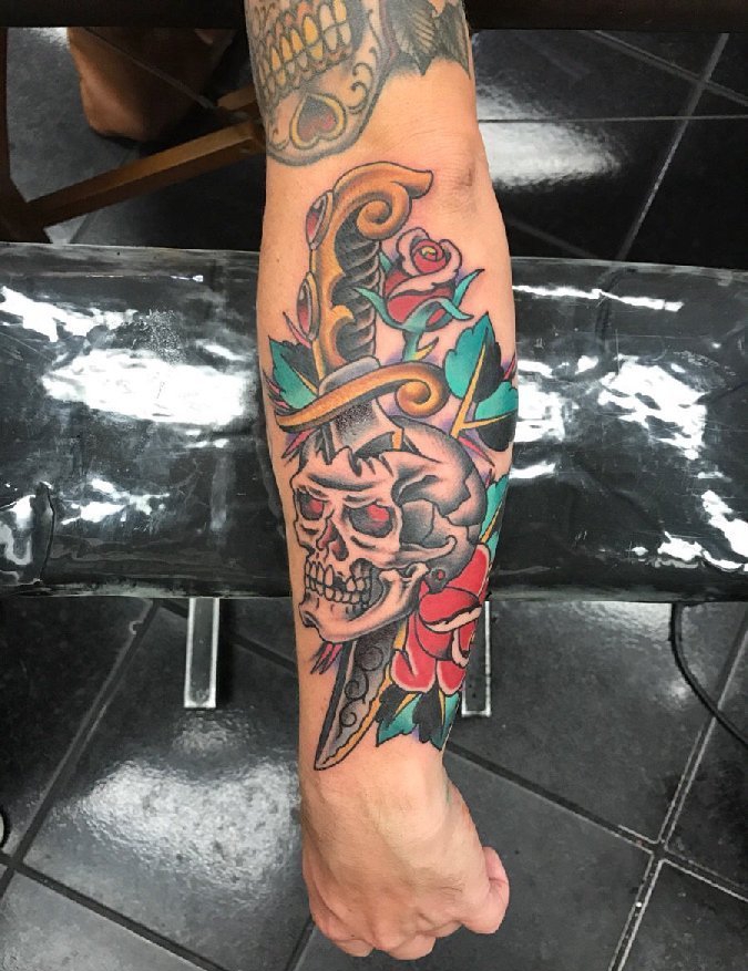 点击大图看下一张：男性手臂传统彩色纹身玫瑰花和骷髅头匕首纹身图片