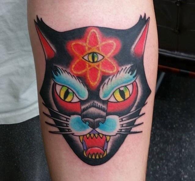 点击大图看下一张：手臂上传统彩色纹身动物三眼纹身猫脸纹身图片