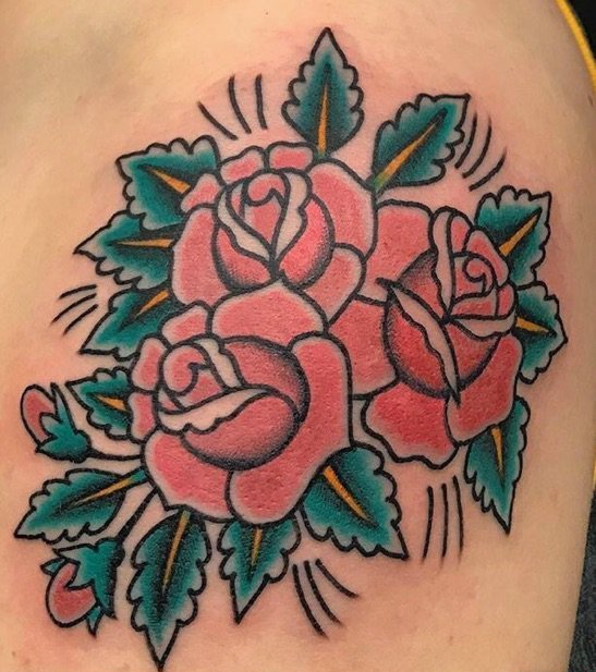点击大图看下一张：手臂上粗线条纹身传统彩色纹身玫瑰花图片