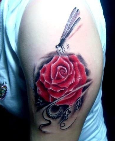 点击大图看下一张：手臂彩绘玫瑰与蜻蜓纹身图案