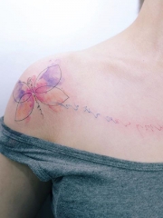 肩部水墨彩绘美丽的蝴蝶纹身图片