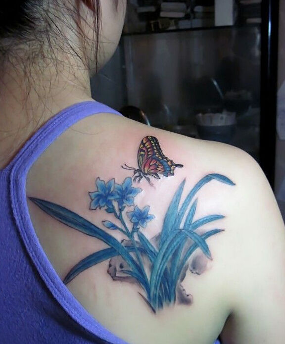 点击大图看下一张：蝴蝶和水仙花背部彩绘纹身图片