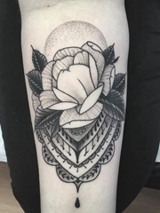男人手臂上黑白玫瑰花纹身点刺纹身装饰画图片
