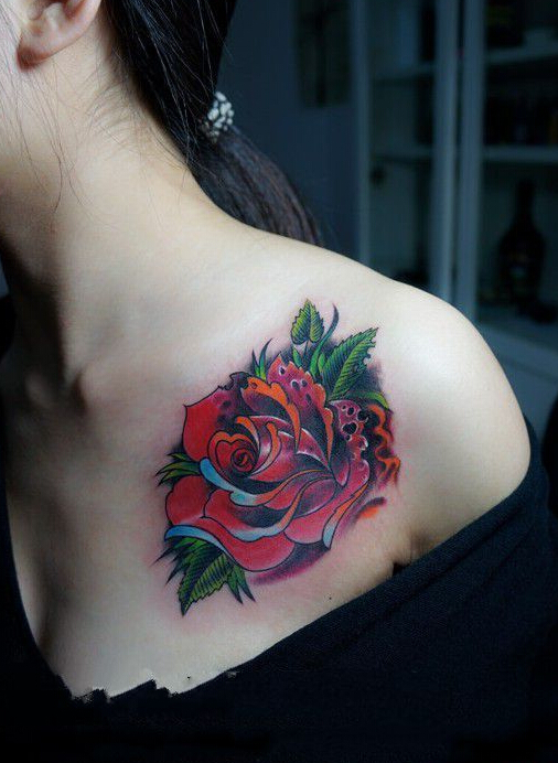 点击大图看下一张：胸部娇艳玫瑰花纹身图片