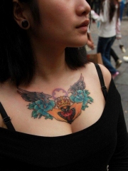 美女胸部好看的翅膀花卉纹身图案