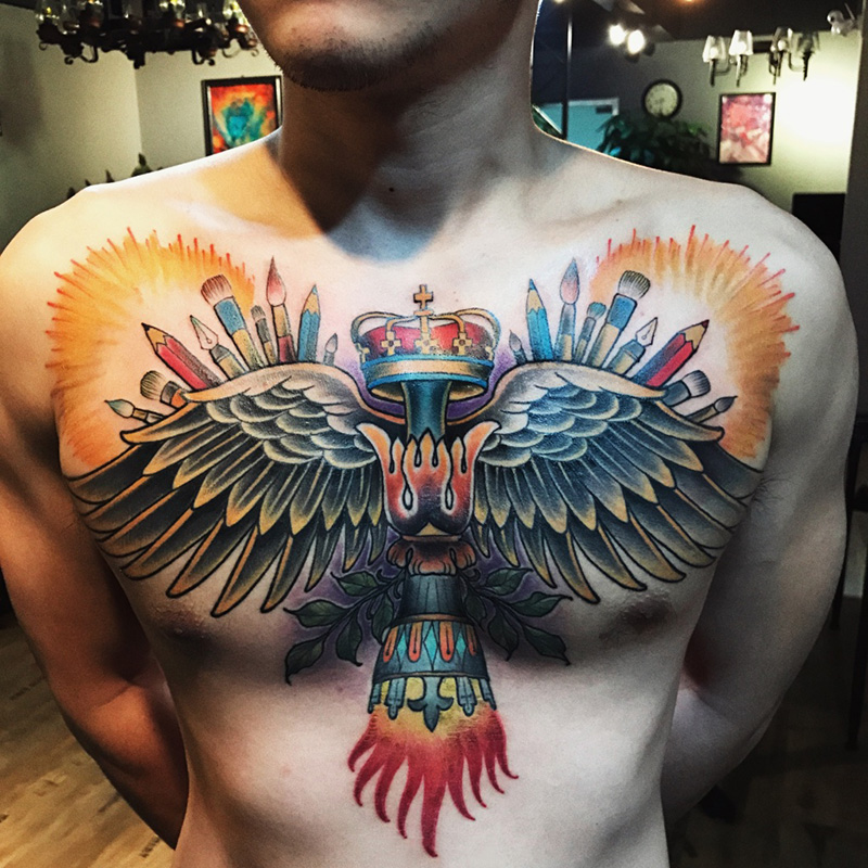 点击大图看下一张：胸部个性翅膀与皇冠彩绘纹身图片