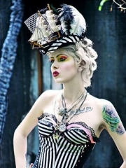 欧美潮女个性胸部英文与手臂彩色纹身图案