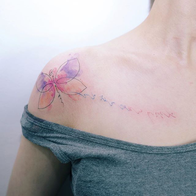 点击大图看下一张：肩部水墨彩绘美丽的蝴蝶纹身图片