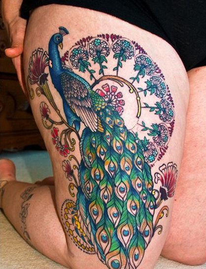 点击大图看下一张：女性大腿精美时尚好看的孔雀花卉彩色纹身图片