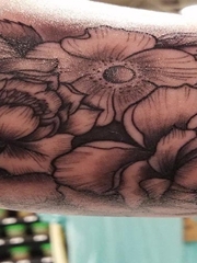 手臂上黑色粗线条纹身小花朵纹身图片