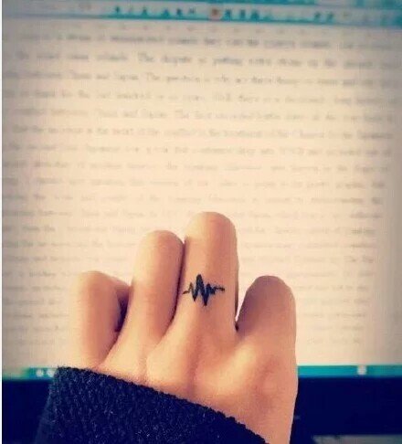 点击大图看下一张：手指心电图简约纹身图案