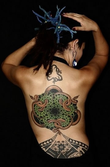 点击大图看下一张：女性背部蛇图腾彩绘纹身图案