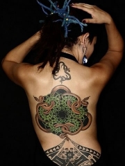 女性背部蛇图腾彩绘纹身图案