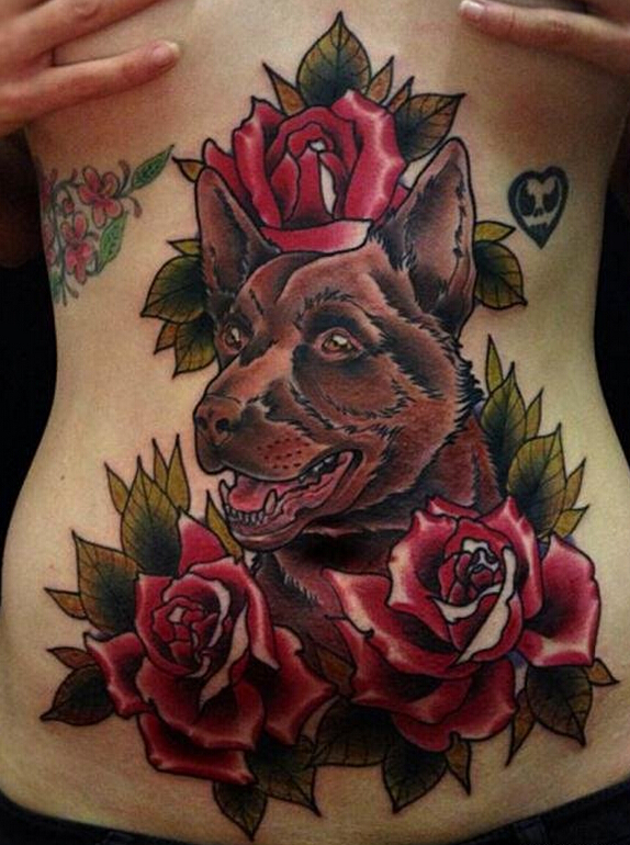 点击大图看下一张：腹部上玫瑰花和狗纹身图案