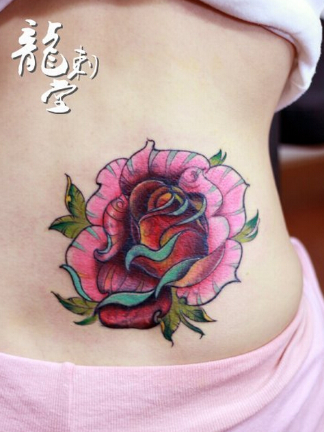 点击大图看下一张：腰部美丽鲜艳的玫瑰纹身图案