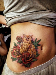 腹部个性的猫头鹰玫瑰花刺青图案
