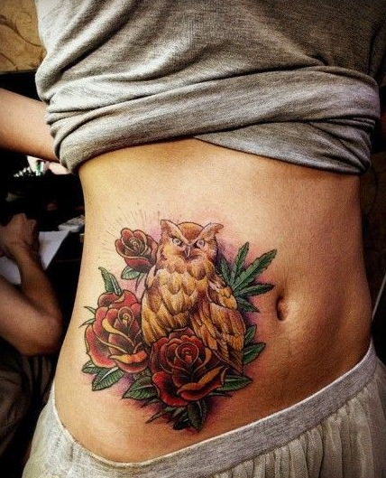 点击大图看下一张：腹部个性的猫头鹰玫瑰花刺青图案