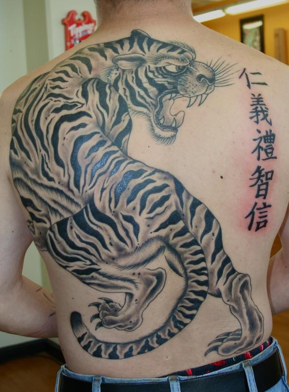 点击大图看下一张：男性满背霸气的老虎和汉字纹身图片
