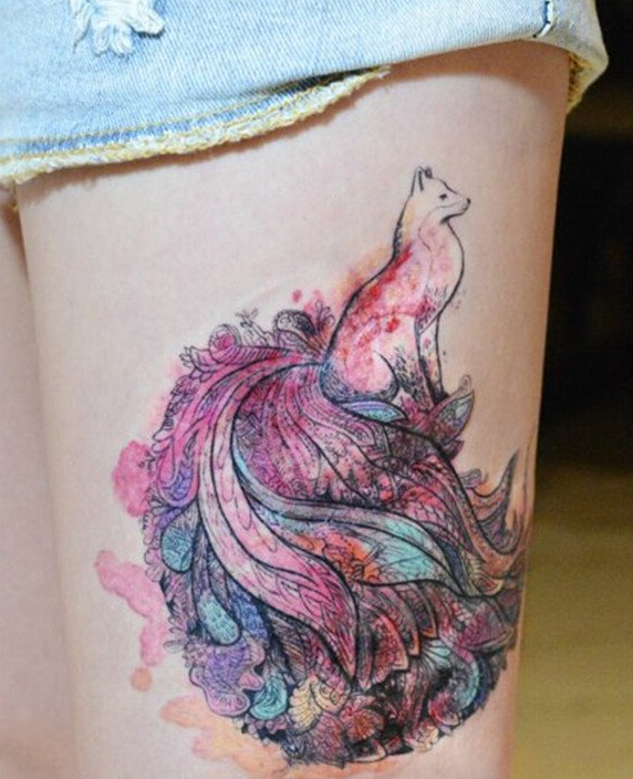 点击大图看下一张：腿部彩色漂亮的九尾狐纹身图片