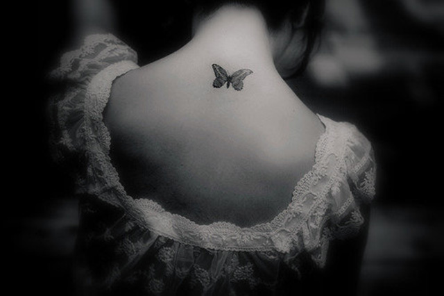 点击大图看下一张：颈部孤单蝴蝶创意纹身图片