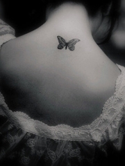 颈部孤单蝴蝶创意纹身图片