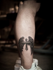 小腿十字架翅膀个性纹身图案