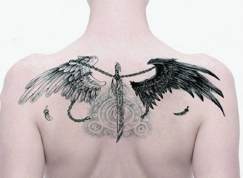 点击大图看下一张：后背好看的翅膀纹身图案