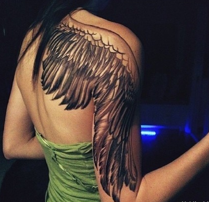 点击大图看下一张：女性右肩后背手臂翅膀纹身图片