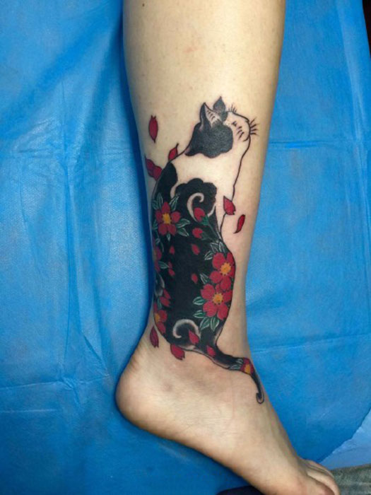 点击大图看下一张：腿部彩绘花卉猫纹身图案
