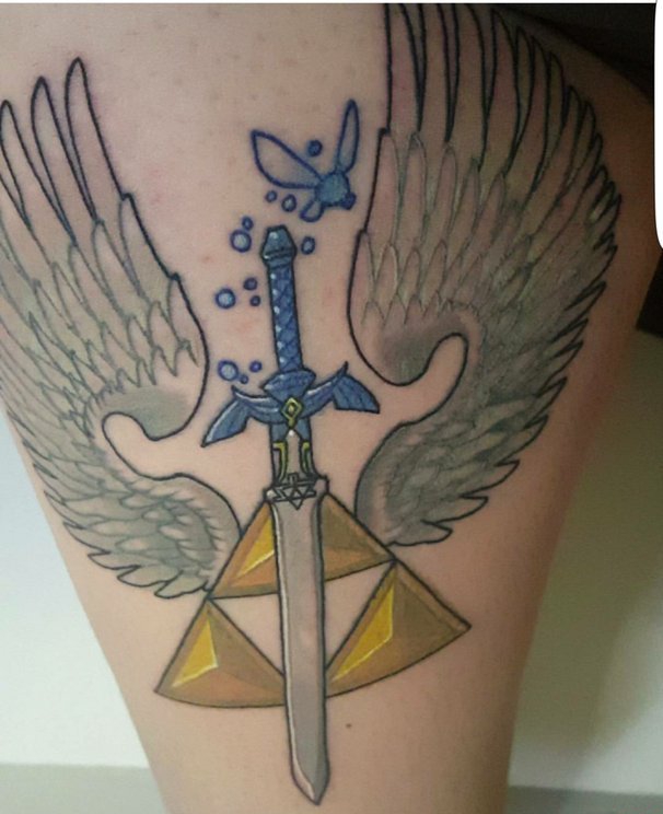 点击大图看下一张：大腿上彩色的黑曜石和剑和天使翅膀纹身图片