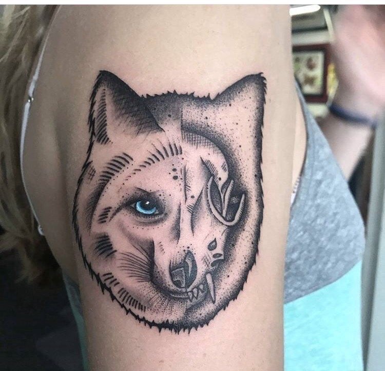 点击大图看下一张：美女右手臂上黑色点刺纹身动物狐狸纹身图片