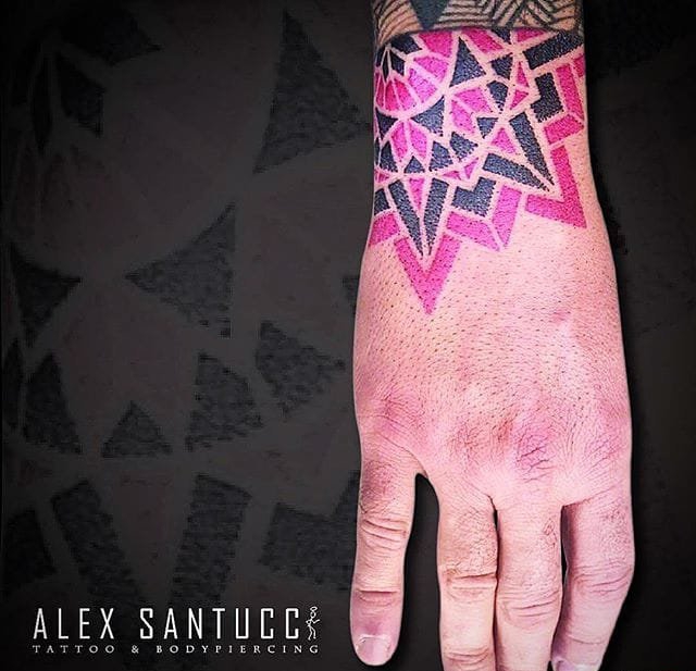 点击大图看下一张：手臂上彩色几何点刺纹身曼陀罗图案纹身