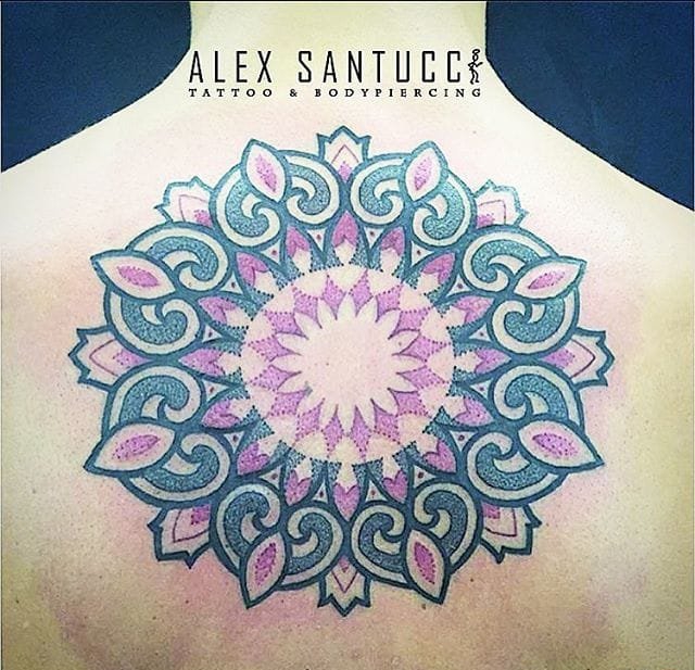 点击大图看下一张:手臂上彩色几何点刺纹身曼陀罗图案纹身