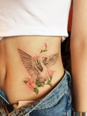 女生腹部漂亮的天鹅花卉纹身