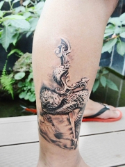 蛇与匕首霸气腿部纹身图案