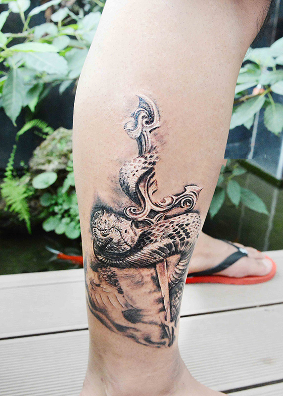 点击大图看下一张：蛇与匕首霸气腿部纹身图案