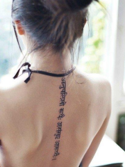 前卫权威的女生后背脊椎藏文纹身图案