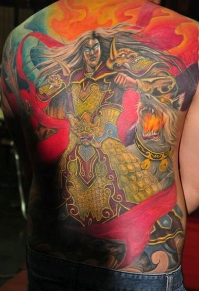 点击大图看下一张：满背色彩浓郁的二郎神纹身图案