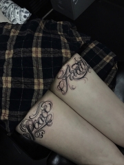 大腿充满爱的花体字纹身图案