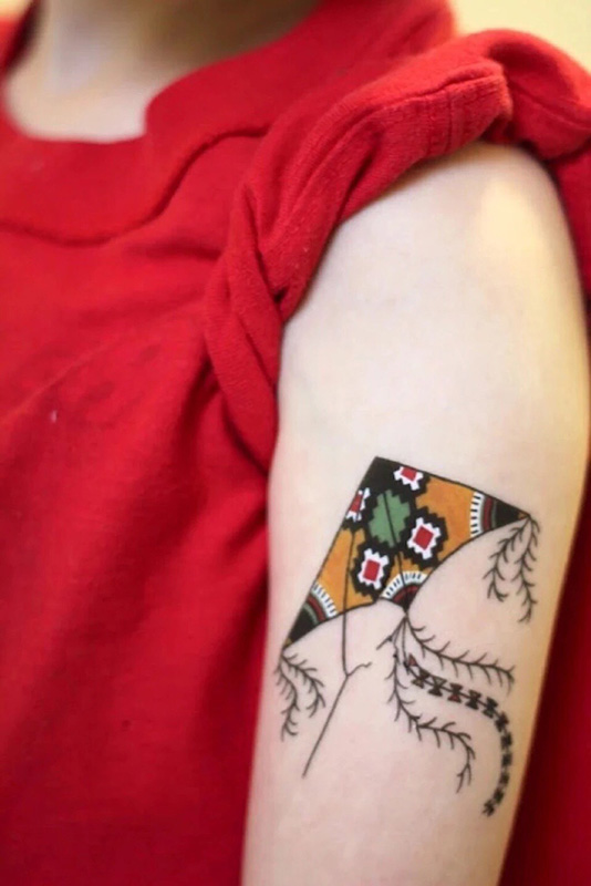 点击大图看下一张：手臂上的小风筝个性纹身图片