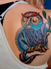 美女背部可爱的猫头鹰彩色纹身图案