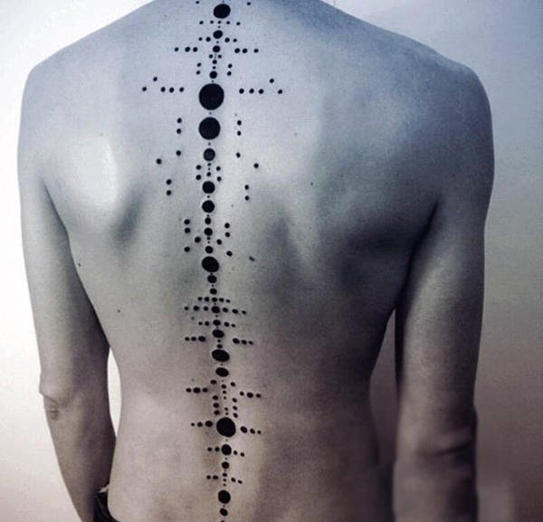 点击大图看下一张：20款男性背部脊椎骨上的纹身图案欣赏