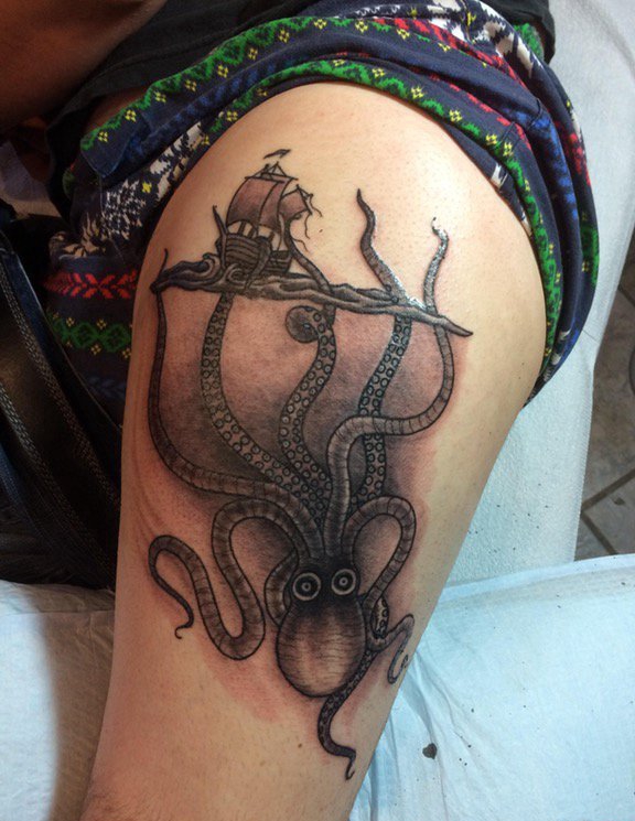 点击大图看下一张：大腿上的黑灰色大章鱼怪和帆船纹身图片