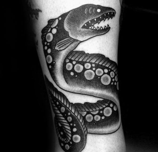 点击大图看下一张：多款腿部上凶猛的鳗鱼纹身图案