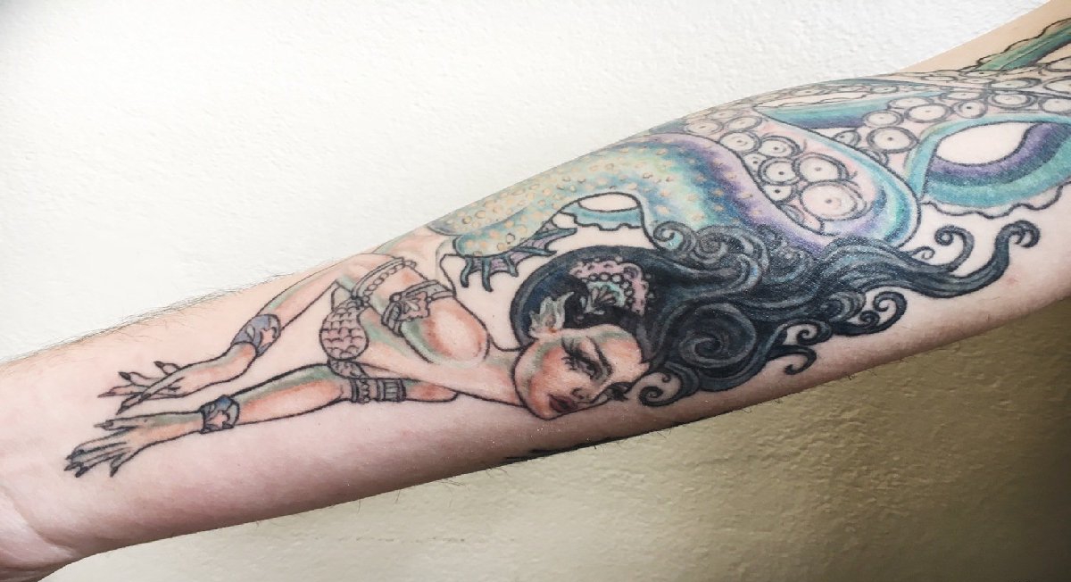 点击大图看下一张：花臂上的美人身章鱼尾纹身图片